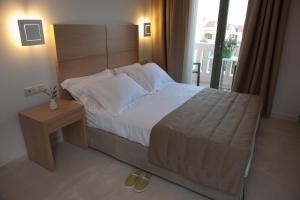 Ein Bett oder Betten in einem Zimmer der Unterkunft Aphrodite Samos Suites