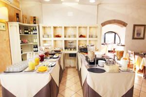 una cucina con due tavoli con sopra del cibo di La Loggia - Villa Gloria -Adults Only a Quercegrossa