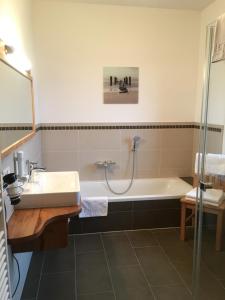 A bathroom at Hopfenhof