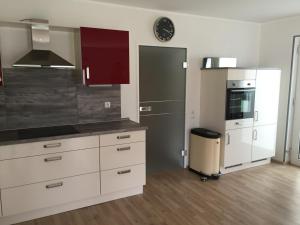 Una cocina o kitchenette en ruhige Souterrainwohnung