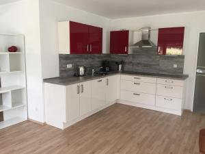 Una cocina o kitchenette en ruhige Souterrainwohnung