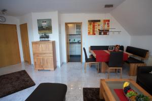 ein Wohnzimmer mit einem roten Tisch und Stühlen in der Unterkunft Neumann Apartment in Marbach am Neckar