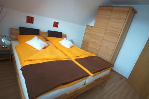 ein Schlafzimmer mit einem großen Bett mit gelber Bettwäsche und Kissen in der Unterkunft Neumann Apartment in Marbach am Neckar