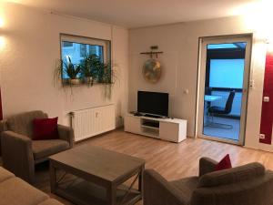 a living room with a couch and a tv at ruhige Souterrainwohnung in Leverkusen