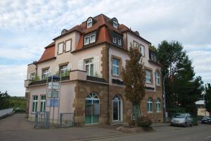 ein Gebäude mit einem Uhrturm darüber in der Unterkunft Neumann Apartment in Marbach am Neckar