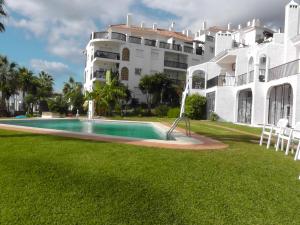 Bazén v ubytovaní Apartment Sun of Andalucia in first beach line with view on Africa alebo v jeho blízkosti