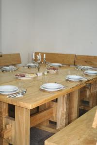 un tavolo in legno con piatti sopra di Blue Frog a Hrvace