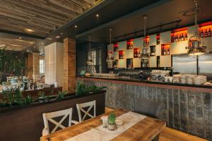Een restaurant of ander eetgelegenheid bij Hotel ABC