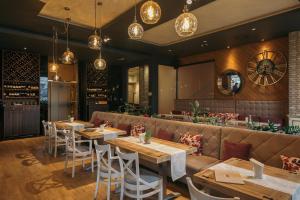 Een restaurant of ander eetgelegenheid bij Hotel ABC