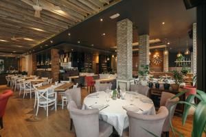 Een restaurant of ander eetgelegenheid bij Hotel ABC
