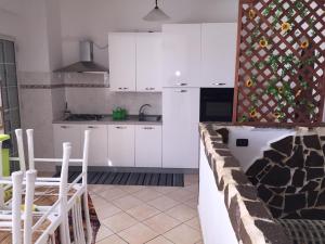 A kitchen or kitchenette at Sacca House