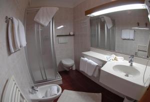 Koupelna v ubytování Hotel Catinaccio + 37 fotografií