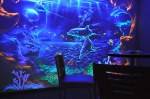 SodegauraHotelkura的一间设有水族箱和电脑显示器的房间