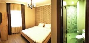 Postel nebo postele na pokoji v ubytování Cozy Hotel Kazbegi