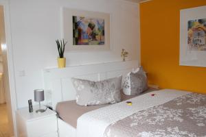 1 dormitorio con 1 cama y 1 cruz en la pared en Ferienwohnung Spiegelberg en Spiegelberg