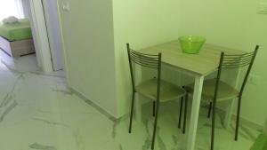 ポルト・チェザーレオにあるB&B La Lagunaの小さなテーブル(椅子2脚、ボウル付)