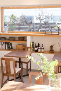 una sala da pranzo con tavolo, sedie e finestra di GOTEN TOMOE residence a Fujinomiya