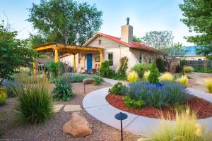un giardino di fronte a una casa di Casa La Huerta ad Albuquerque