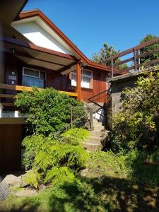 una casa con escaleras que conducen a ella en Portal Austral, en Puerto Montt