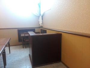 una habitación con un aula con escritorios y una pizarra en Parad Park Hotel, en Tomsk