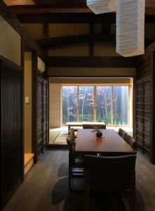 una sala da pranzo con tavolo e finestra di Miun Kinkaku-ji a Kyoto