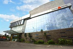 un bâtiment avec un panneau sur son côté dans l'établissement Tjokro Hotel Pekanbaru, à Pekanbaru