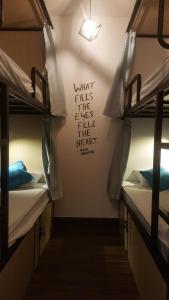 Letto o letti in una camera di Fedora Hostel