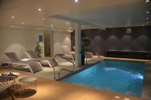 Hotel et Spa Les Cleunes Oléron内部或周边的泳池