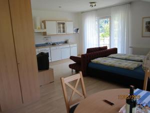 ein Wohnzimmer mit einem Sofa und einem Tisch in der Unterkunft Landhaus Bürse in Flattach