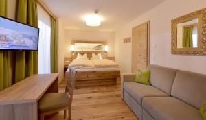 Postel nebo postele na pokoji v ubytování Hotel Garni Tirolerhof