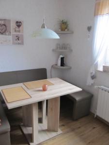 een houten tafel in een kamer met een bank bij Landhaus Panoramablick in Extertal