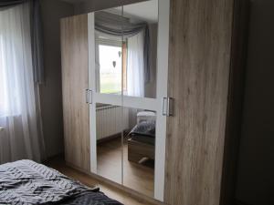 エクスタータールにあるLandhaus Panoramablickのベッドルーム(大きな鏡、ベッド付)
