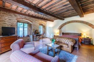 A television and/or entertainment centre at Villaggio Albergo San Lorenzo e Santa Caterina