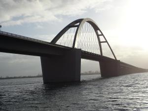 un puente sobre un cuerpo de agua en Ferienwohnungen Tietgen, en Katharinenhof