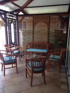 un grupo de sillas y una mesa en un patio en Villa Bayswater, en Tamarin