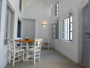 a small dining room with a table and chairs at Pantelia Pyrgos in Pirgos