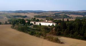 an aerial view of a house in the middle of a field at La Ginelle - Appartement Savane in Airoux