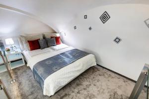 ブダペストにあるSweet Dreams in the Heart of the Cityの白い壁のベッドルーム1室(大型ベッド1台付)