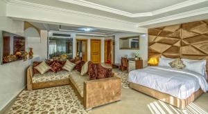 Postel nebo postele na pokoji v ubytování Yaad City Hotel + 31 fotografií