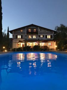 Bazén v ubytování La Villa du Parc nebo v jeho okolí