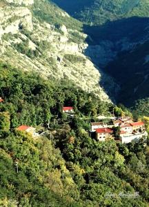 uma aldeia ao lado de uma montanha em Su da noi em San Dorligo della Valle