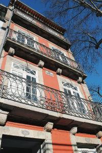 Un edificio con un balcón en el lateral. en Lost Apartments, en Oporto