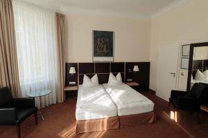 Una cama o camas en una habitación de Hotel Landhaus Schlachtensee