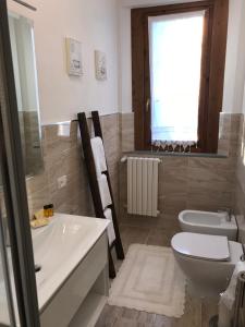 een badkamer met een wastafel, een toilet en een bad bij La Ghirlanda B&B in Arezzo