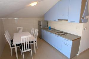Kuchyň nebo kuchyňský kout v ubytování Apartments Leontina
