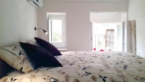 锡拉库扎Residence Ortigia的一间卧室配有一张带鲜花毯子的床