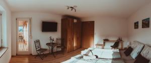 TV a/nebo společenská místnost v ubytování Ferienwohnung Thannen