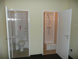 Ein Badezimmer in der Unterkunft West Motel - Hegyeshalom