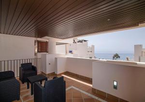 sala de estar con vistas al océano en WaterFront Apartment, en Estepona