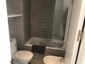 A bathroom at Ílios Apartamentos Még 15 kép